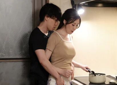 Người mẹ kế nóng bỏng chiều chuộng con chồng hết mực
