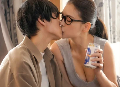 Chàng trai phát hiện bị cắm sừng được chị hàng xóm an ủi khi đau khổ