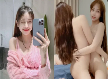 Cặp đôi bạn thân là Lâm Thái Vy và bạn của cô ấy móc bím trong suốt buổi phát trực tiếp